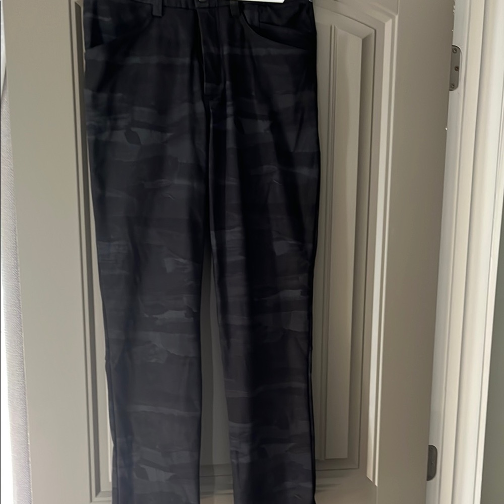 Lululemon Men's Black Camouflage Pants